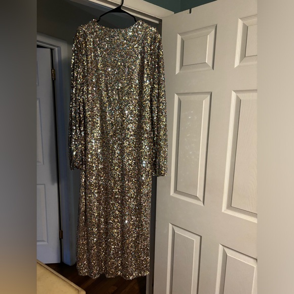 Very Beautiful Gown! - Picture 6 of 8